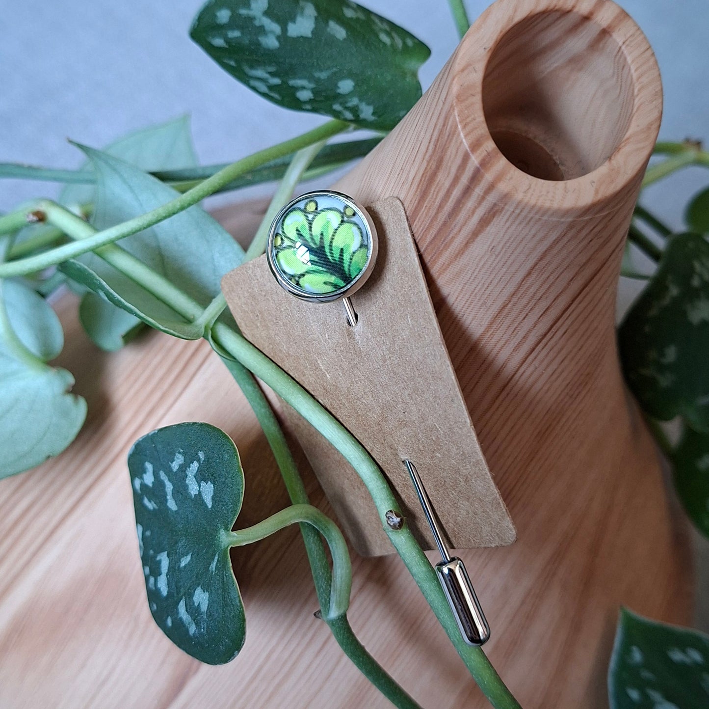 Green leaf design stick pin brooch