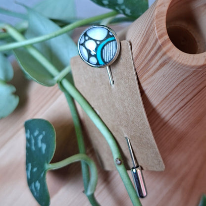 White and blue stick pin brooch